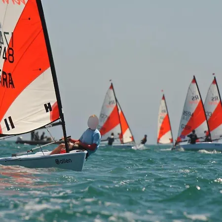 Vakantiehuis De Watersport Groepsaccommodatie - 30 Pers Kaag