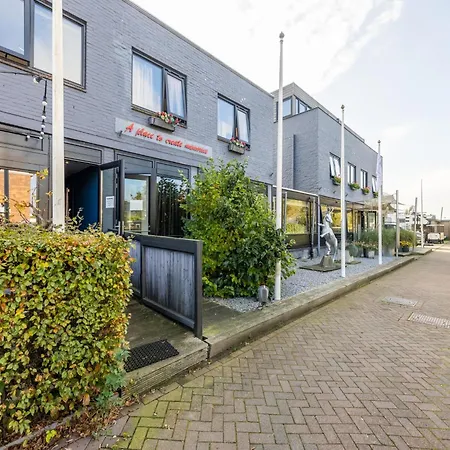 De Watersport Groepsaccommodatie - 30 Pers Vakantiehuis Kaag